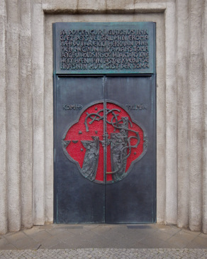 Bronze doors at the main entrance to HallgrÃ­mskirkja designed by Leif BreiÃ°fjÃ¶rÃ°sblikksmiÃ°ja