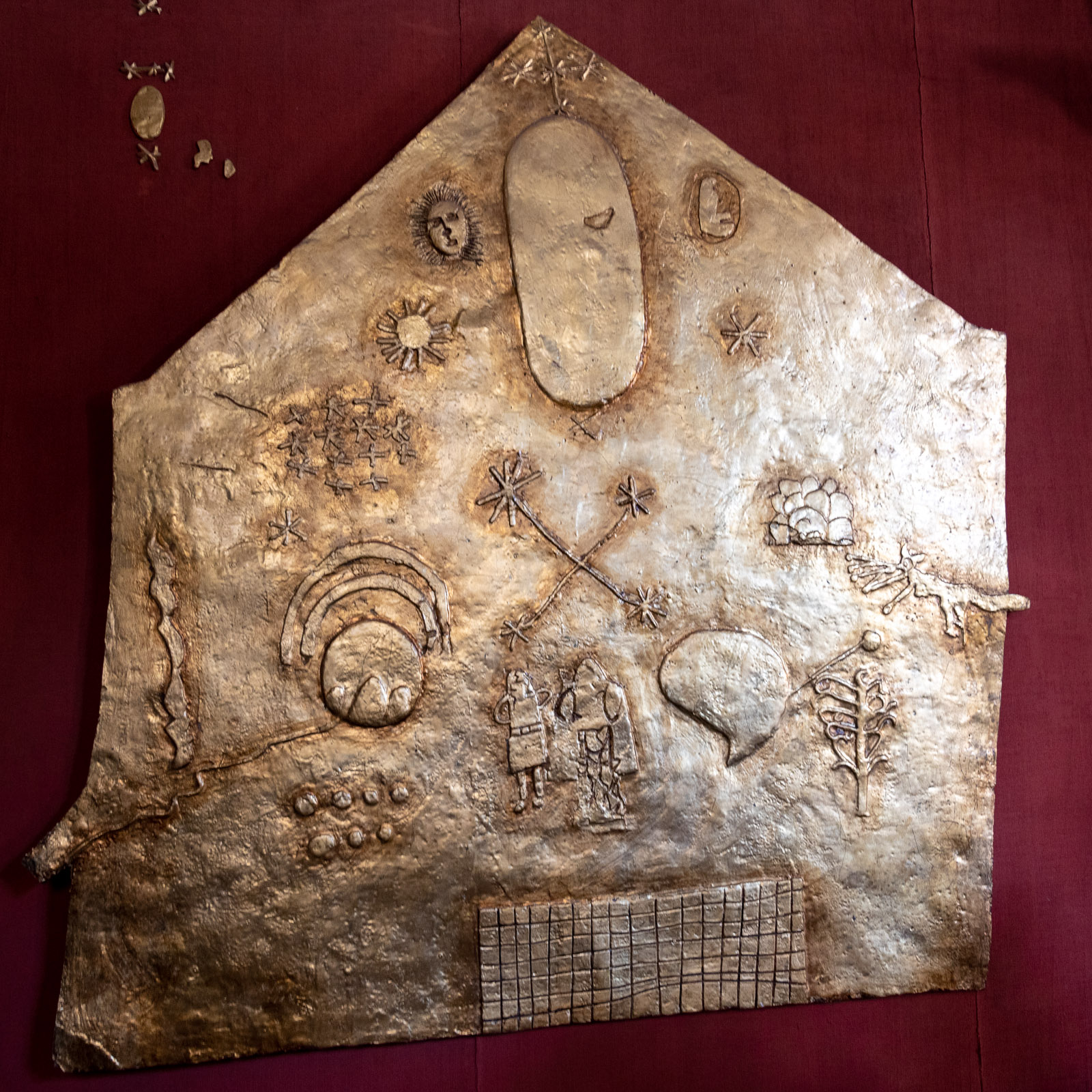 Gilded panel in the shape of a house contains overview of the Incan universe